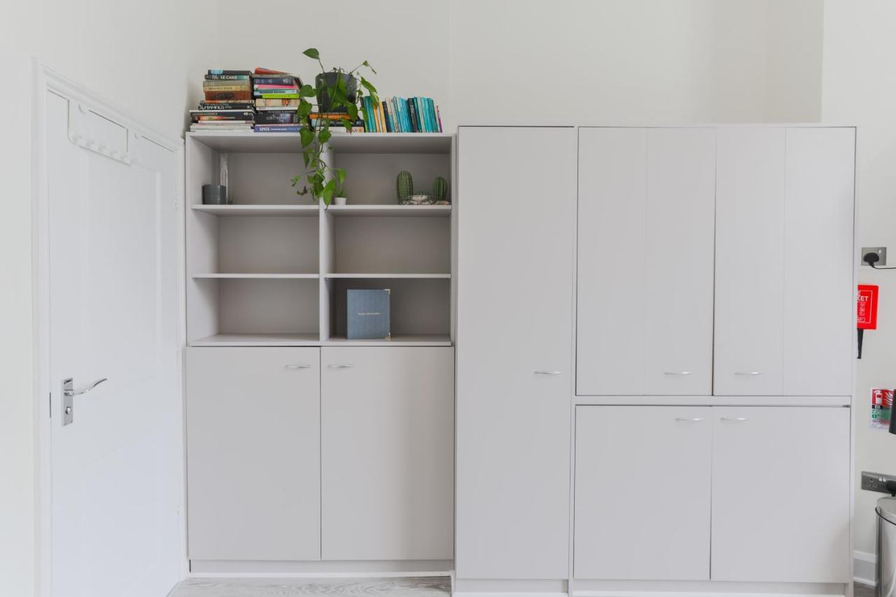 Modern Kensington Apartament